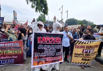 Ribuan Massa Geruduk Markas Polda Sumut