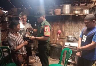 Babinsa Koramil 0805/12 Mantingan dan Dinsos Berikan Sembako Kepada Masyarakat 