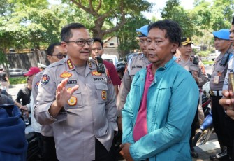Kabid Humas Polda Jateng Kombes Pol Artanto Temui Para Orang Tua yang Menunggu Kabar Anaknya di Depan Mapolda Jateng