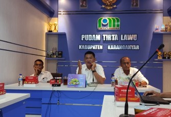 Prihanto (tengah) saat memaparkan capaian kinerja akhir tahun 2024 PUDAM Tirta Lawu Karanganyar, Selasa (31/12/2024)