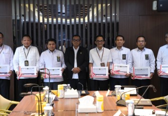 Sekretaris Mahkamah Agung (MA) Sugiyanto, S.H., M.H. secara resmi menyerahkan Daftar Isian Pelaksanaan Anggaran (DIPA) Tahun Anggaran 2025 kepada tujuh satuan kerja Eselon 1 di lingkungan Mahkamah Agung pada Senin, 6 Januari 2025 di ruang rapat Sekretaris MA