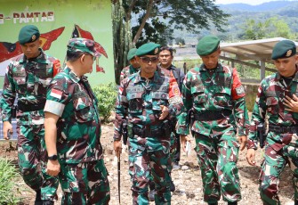 Satgas Pamtas RI–RDTL Sektor Timur Yonarmed 12 Kostrad menerima kunjungan kerja Kasiintel Korem 161/Wira Sakti Kolonel Inf Heri Krisnanto dan Kasiops Korem 161/Wira Sakti Kolonel Inf Hendry Ginting. Kunjungan tersebut dilaksanakan dalam rangka pengecekan pelaksanaan tugas serta pemberian pengarahan kepada seluruh perwira dan Danpos Satgas
