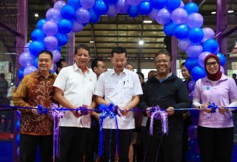 Wamenpora Taufik Hidayat saat menggunting pita resmikan Filari Sport Center di Jakarta, Kamis (27/2)