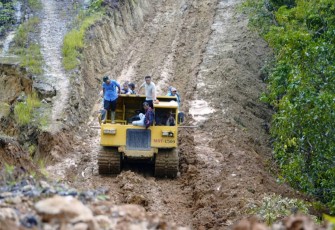 Pengerjaan pembukaan akses jalan menuju Desa Batu Nagodang Siatas di wilayah Kecamatan Onan Ganjang, Senin (15/12). Sumber BNPB