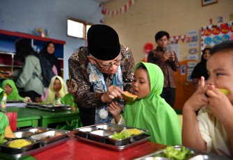 Wakil Menteri Pendidikan Dasar dan Menengah (Wamendikdasmen), Atip Latipulhayat, bersama Anggota Komisi X DPR RI Fraksi Partai Amanat Nasional (PAN), Hoerudin Amin, mengunjungi kompleks Pesantren Persis 96 Lempong, Kabupaten Garut, Jawa Barat. Pada kunjungan ini keduanya berkesempatan meninjau progress Revitalisasi Sekolah dan Makan Bergizi Gratis (MBG) di TK Baitul Muttaqin
