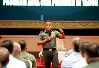 Irjen TNI Letjen TNI Muhammad Saleh Mustafa memberikan pengarahan pada acara Coffee Morning bersama para pamen berpangkat Kolonel di jajaran Mabes TNI yang di gelar Inspektorat Jenderal TNI (Itjen TNI), bertempat di Aula Gatot Soebroto Denma Mabes TNI, Cilangkap, Jakarta Timur, Kamis (09/01/2025)