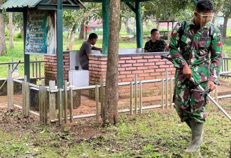 Anggota Kodim 0801/Pacitan Laksanakan Pembersihan Pangkalan