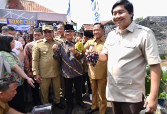 Menteri Desa dan Pembangunan Daerah Tertinggal (Mendes PDT) Yandri Susanto dalam acara Hari Desa Nasional Tahun 2025, di lapangan Kantor Desa Cibeureum Kulon, Kecamatan Cimalaka, Kabupaten Sumedang, Provinsi Jawa Barat, pada Rabu (15/1/2025) 