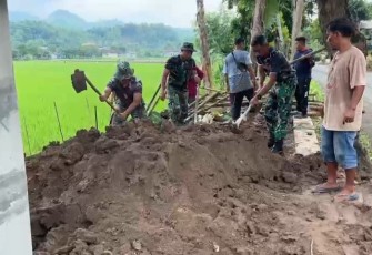 Babinsa 0801/01 Pacitan Bantu Ratakan Tanah
