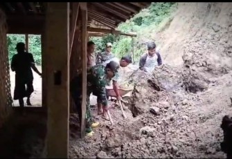 Anggota Kodim Ponorogo Lakukan Kerja Bakti Pembersihan Tanah Longsor 