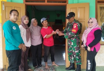 Babinsa dan Puskesmas Berbagi Abate untuk Warga Karanganom