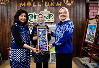 Penasehat DWP Kemenkop Dina Budi Arie Setiadi (istri Menteri Koperasi Budi Arie Setiadi), pada acara sosialisasi di Kota Cirebon, Kamis (23/1).