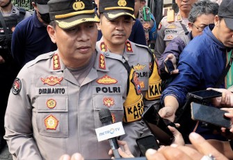 Kabid Humas Polda Jatim Kombes Dirmanto saat memberikan keterangan pers, Sabtu (4/4)