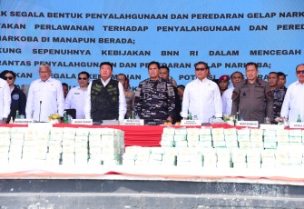Kepala Staf Angkatan Laut (Kasal) Laksamana TNI Dr. Muhammad Ali saat menghadiri Pemusnahan Barang Bukti Narkotika 2 Ton Sabu oleh BNN RI bersama Masyarakat Kepulauan Riau di Alun-Alun Engku Putri, Kota Batam, Kamis (12/6)