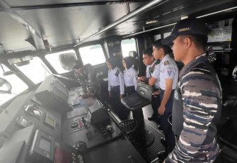 Guskamla Komando Armada III Dorong Edukasi Maritim di Pulau Obi Melalui KRI Tatihu- 853