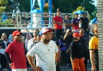 Gubernur Bengkulu Helmi Hasan menghadiri kegiatan senam sehat bersama Forkopimda dan instansi vertikal yang diselenggarakan oleh Badan Pengawasan Keuangan dan Pembangunan (BPKP) Provinsi Bengkulu di halaman kantor BPKP, Jumat (13/6) /Foto : MC