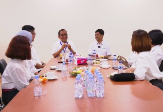 Menko PMK Prof Pratikno bersama Wamenkes Prof Dante Saksono Harbuwono di puskesmas Gambir Jakarta, Kamis (13/2)