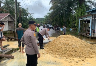 Polisi Dan Warga Timbun Jalan di Aceh Singkil