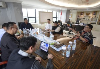 Menpora Dito Ariotedjo menerima audiensi Esports Director for Indonesia, Phillippines and North America Dylan Yao Feng Cia yang hadir bersama Esports Head of Business Development Martinus Manurung di Lantai 10 Kantor Kemenpora, Senayan, Jakarta, Jumat (3/1)