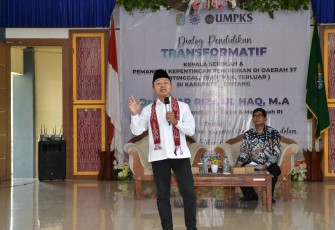 Wamendikdasmen, Fajar Riza Ul Haq, saat di Kabupaten Sintang, Kalimantan Barat, berdialog dengan kepala sekolah dan pemangku kepentingan pendidikan di daerah 3T (Terdepan, Terluar, dan tertinggal). 
