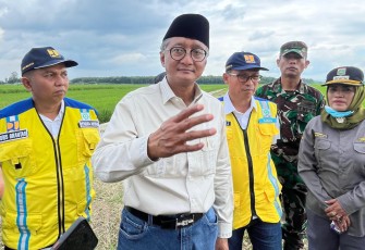Menteri Pekerjaan Umum (PU) Dody Hanggodo meninjau Daerah Irigasi (DI) Molek di Kabupaten Malang, Jawa Timur, Sabtu (18/1)