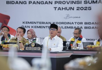 Menteri Desa dan Pembangunan Daerah Tertinggal Yandri Susanto mendampingi Menteri Koordinator (Menko) Bidang Pangan, Zulkifli Hasan, pada Rapat Koordinasi Swasembada Pangan dengan Kepala Daerah se-Sumatera Utara, di Kantor Gubernur Sumatera Utara,  Senin (21/1/2024).  Foto : Nugrah Setiadi Humas  Kemendes PDT