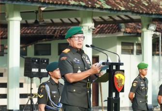 angdam IX/Udayana Mayjen TNI Piek Budyakto memimpin upacara peringatan Hari Juang TNI Angkatan Darat Tahun 2025 sebagai Inspektur Upacara (Irup) yang diikuti oleh seluruh personel militer dan PNS Garnisun Denpasar. Upacara digelar secara khidmat dan sederhana di Lapangan Makorem 163/Wira Satya, Denpasar, Senin (15/12/2025)