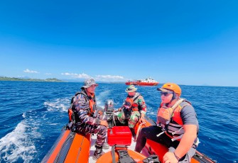 Praka Andri Simbage (tengah) bersama tim saat melakukan pencairan korban KM Barcelona V
