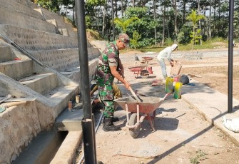 Babinsa Desa Padas Bantu Karya Bhakti Pembangunan Lapangan Desa