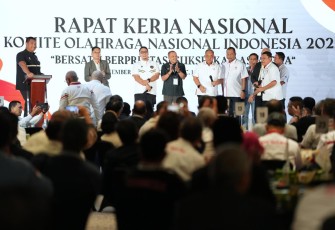 Menpora Ario Bimo Nandito Ariotedjo memberikan sambutan saat Rakernas KONI di Jakarta 