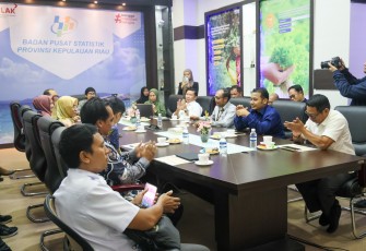 Kepala BPS Kepri Margareta Anggorowati, pada release berita statistik profil Kemiskinan Provinsi Kepri dan Tingkat Ketimpangan Pengeluaran Penduduk, di Kantor BPS Kepri, Rabu (15/1)