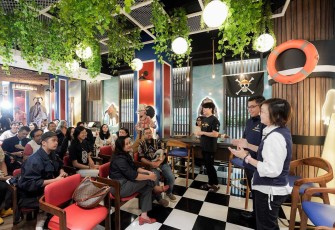 Wakil Menteri Ekonomi Kreatif Irene Umar dan Deputi Bidang Diseminasi dan Media Informasi Kantor Komunikasi Kepresidenan (PCO) Noudhy Valdryno ramah tamah dengan para pemilik IP lokal, Selasa (12/8). Foto: PCO