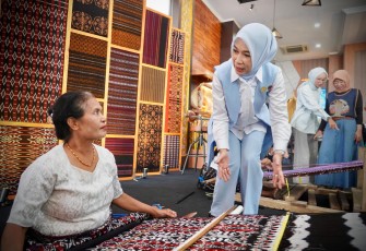 Kemenkop Latih Mamak-Mamak Perajin Tenun NTT Untuk Berkoperasi