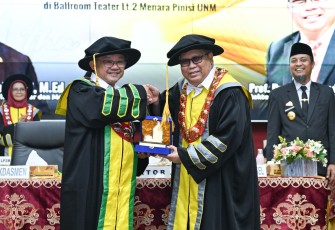 Menteri Pendidikan Dasar dan Menengah (Mendikdasmen), Abdul Mu’ti, menerima penghargaan sebagai Tokoh Pendidikan Nasional dari Forum Fakultas Ilmu Pendidikan se-Indonesia di Universitas Negeri Makassar (UNM), Sabtu (2/8)