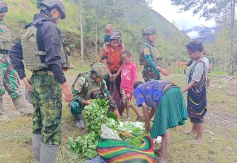 Satgas TNI Safari Honai di Kampung Wuloni