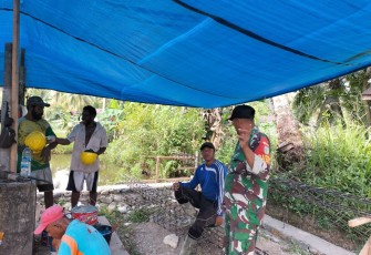 Babinsa Mapurujaya Komsos Dengan Warga