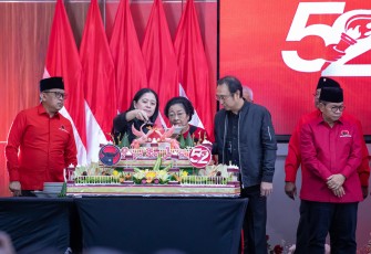 Pemotongan Tumpeng oleh Ketua DPP PDIP Puan Maharani bersama Ketum PDIP Megawati.