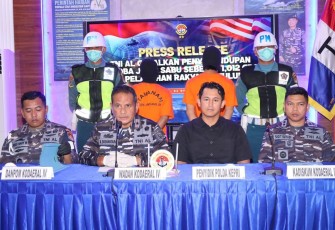 NI AL dalam hal ini Babinpotmar Sagulung Kodaeral IV berhasil mengamankan dua orang yang diduga sebagai kurir sabu jaringan internasional dari Malaysia di Pelabuhan Rakyat Sagulung Tj. Uncang, Kec. Batu Aji, Kota Batam, Kepulauan Riau pada Rabu (01/10)