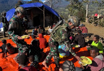 Satgas TNI Yonif 700/WYC Gelar Makan Bersama Pengungsi Eronggobak