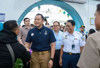 Menko AHY saat menyapa pemudik di stasiun Pasar Senen, Jum'at (28/3)