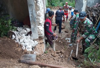 Anggota Kodim Ponorogo Lakukan Kerja Bakti