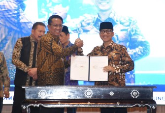 Menteri Desa dan Pembangunan Daerah Tertinggal (Mendes PDT) Yandri Susanto menandatangani Nota Kesepahaman dengan Menteri Hukum Supratman Andi Agtas di Graha Pengayoman, Jumat (24/1/2025)