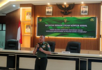 Ketua Rombongan Sintelas, Letkol Arh Sutrisno saat menyampaikan materinya pada kegiatan Binkom di wilayah Kodim 1310/Bitung