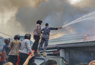 Aksi Heroik Prajurit TNI AL dan Tim Sar Gabungan Padamkan Kebakaran di Kawasan Padat Penduduk 