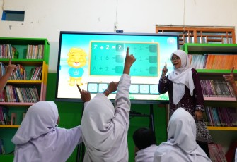 Program digitalisasi pembelajaran melalui penggunaan perangkat TV interaktif (Interactive Flat Panel/IFP) mulai dirasakan manfaatnya oleh guru, murid, hingga orang tua