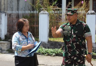 Dandim 1310/Bitung, Letkol Inf Dewa Made DJ, bersama Kabid Aset Pemkot Bitung saat berada di lokasi pembangunan KDKMP