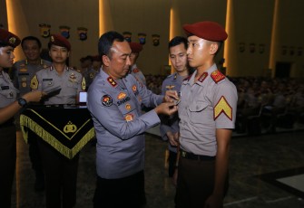 Kadiv Humas Polri Irjen. Pol. Sandi Nugroho saat menyematkan Brivet Pelopor Kehumasan kepada Taruna Akpol 