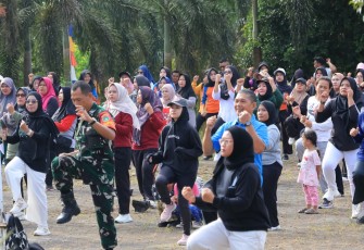 Ketua TP PKK Bintan Hafizha Rahmadhani yang turut hadir dalam kegiatan GERMAS di Gunung Kijang