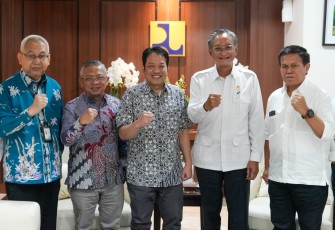 Menteri Dody dalam pertemuan strategis bersama Wakil Kepala Badan Pusat Statistik (BPS) Sonny Harry Budiutomo Harmadi, di Kantor Kementerian PU, Jakarta, Kamis (19/6)