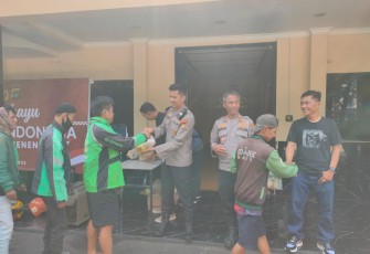 Polsek Senen menggelar kegiatan pembagian paket sembako kepada 43 pengemudi ojek online (ojol) di depan Mako Polsek Senen, Minggu